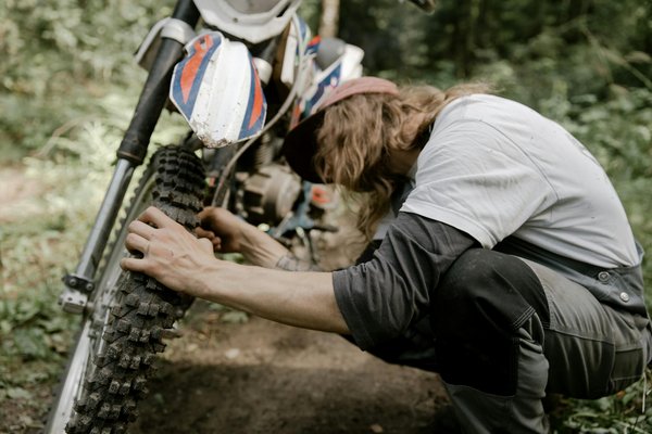 Quels dispositifs permettent de réduire les vibrations sur une moto de cross?